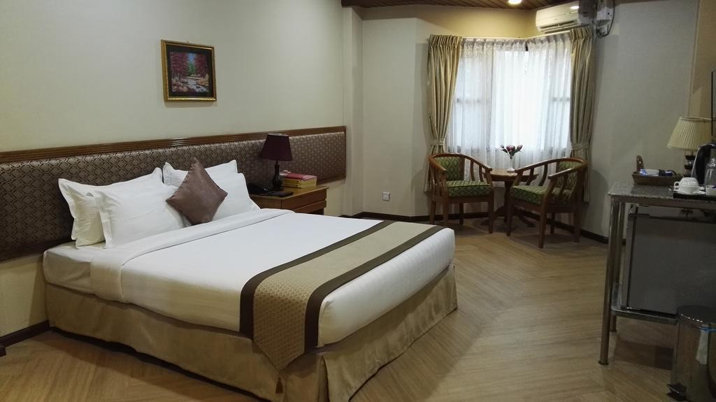 Royal Khattar Hotel Янгон Экстерьер фото