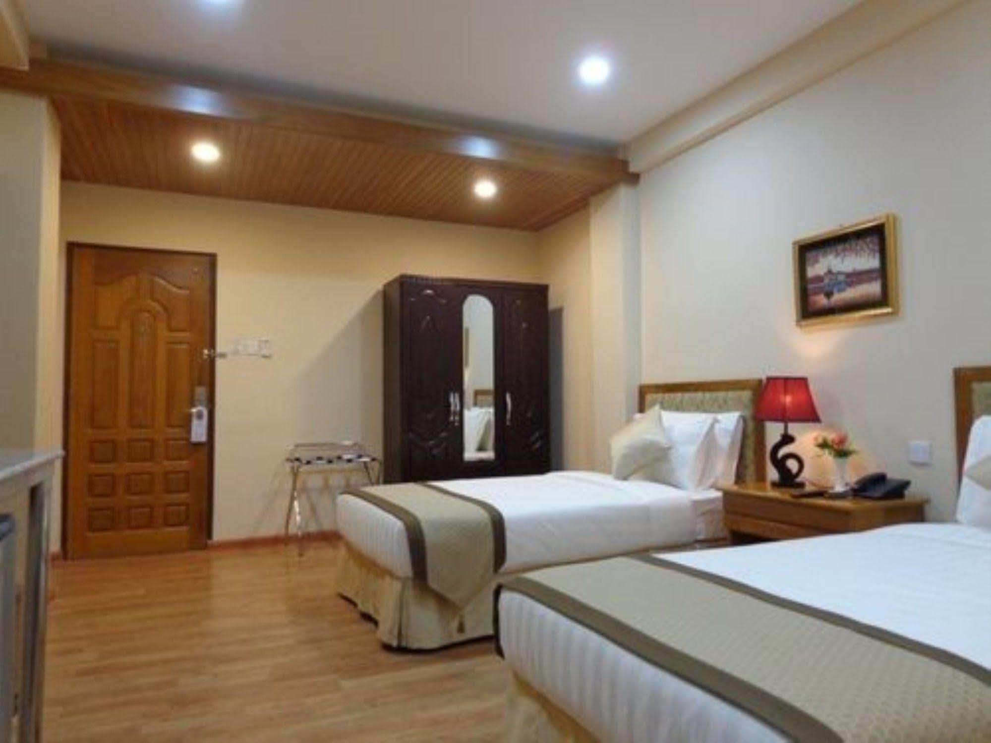 Royal Khattar Hotel Янгон Экстерьер фото